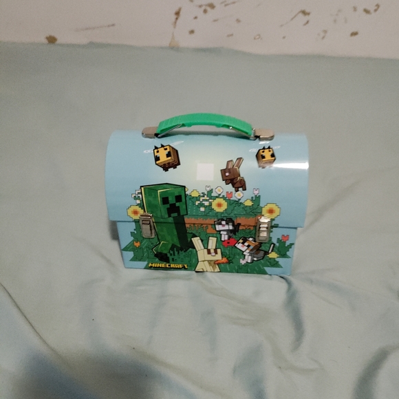 Minecraft Spring Lunchbox - Picture 1 of 3
